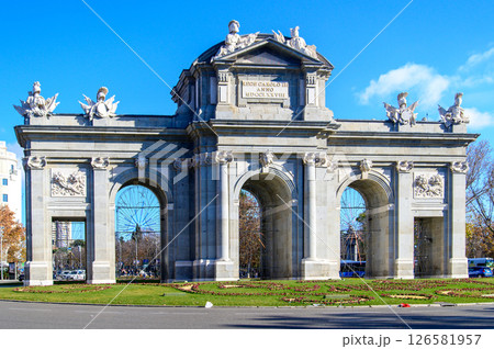 スペインマドリードにあるアルカラ門の美しい風景 126581957