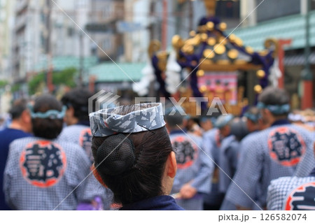 三社祭の神輿とくわがたかぶりの女性 三社祭の神輿とくわがたかぶりの女性 126582074