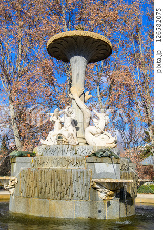 スペインマドリードにあるエル・レティーロ公園の美しい風景 スペインマドリードにあるエル・レティーロ公園の美しい風景 126582075