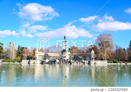 スペインマドリードにあるエル・レティーロ公園の美しい風景 126582080