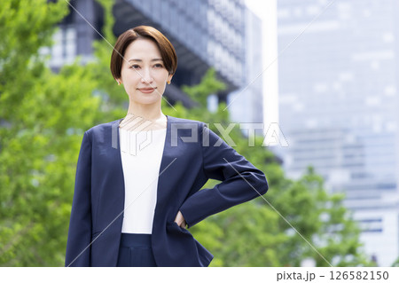 ビジネス スーツを着ている女性のポートレート ビジネス スーツを着ている女性のポートレート 126582150