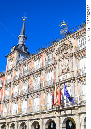 スペインマドリードにあるマヨール広場のとても美しい風景 スペインマドリードにあるマヨール広場のとても美しい風景 126582426