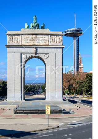 スペインマドリードにあるモンクロアの門 126582499