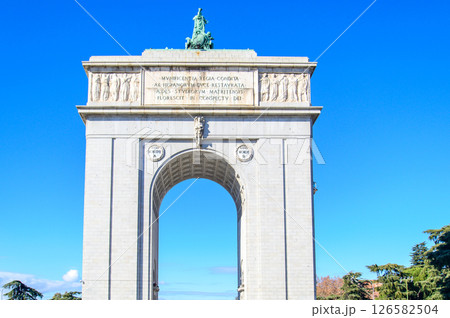 スペインマドリードにあるモンクロアの門 スペインマドリードにあるモンクロアの門 126582504