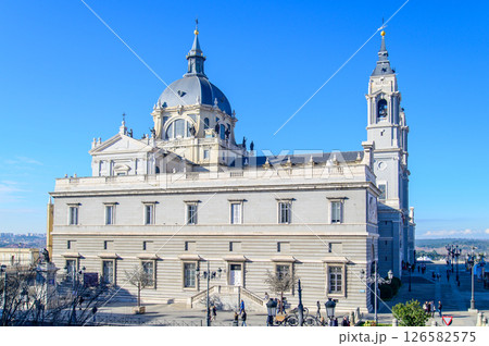 スペインマドリードにある王宮のとても美しい風景 126582575