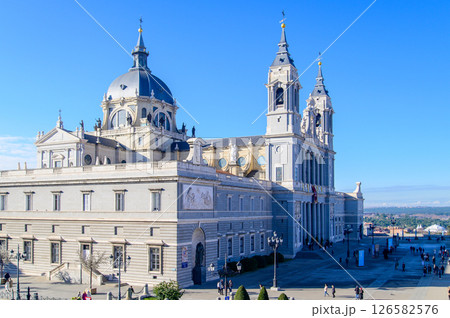 スペインマドリードにある王宮のとても美しい風景 126582576