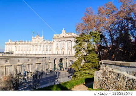 スペインマドリードにある王宮のとても美しい風景 スペインマドリードにある王宮のとても美しい風景 126582579