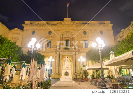 マルタにある旧市街のとても美しい夜景風景 マルタにある旧市街のとても美しい夜景風景 126583281