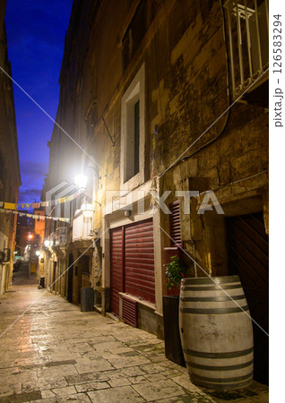 マルタにある旧市街のとても美しい夜景風景 マルタにある旧市街のとても美しい夜景風景 126583294