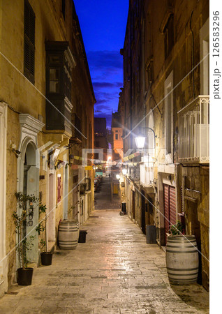 マルタにある旧市街のとても美しい夜景風景 126583296