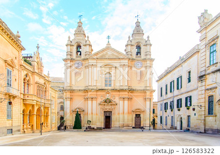 マルタにある聖パウロ大聖堂のとても美しい風景 マルタにある聖パウロ大聖堂のとても美しい風景 126583322