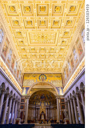 イタリアローマにあるサン・パオロ・フォーリ・レ・ムーラ教会のとても美しい風景 126583459