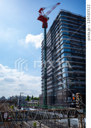 鉄道沿線で進むマンション建設 126583522