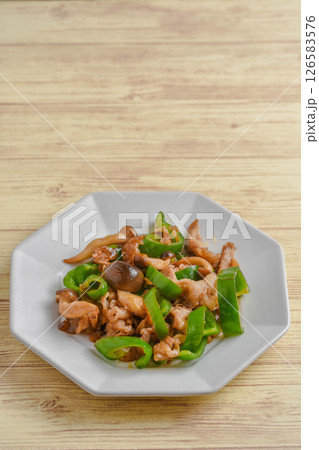 豚肉とピーマンの炒め物 126583576