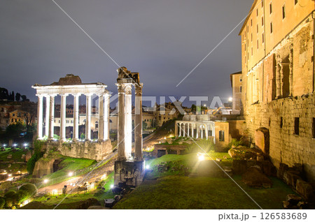 イタリアローマのとても美しい夜景風景 126583689