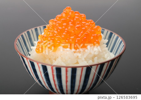 いくら丼(いくらを茶碗にのせている)黒背景 いくら丼(いくらを茶碗にのせている)黒背景 126583695