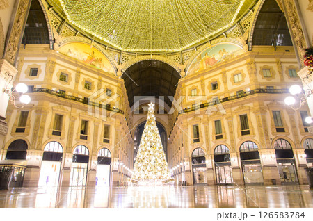 イタリアミラノにあるアーケードが美しいガレリアの風景 126583784