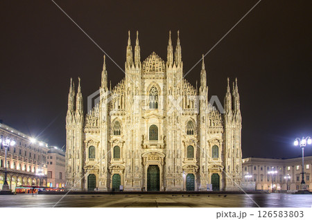イタリアミラノにあるドゥオーモのとても美しいライトアップ風景 イタリアミラノにあるドゥオーモのとても美しいライトアップ風景 126583803