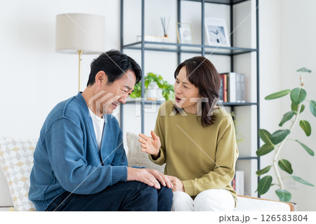 夫婦喧嘩するミドルの夫婦 126583804