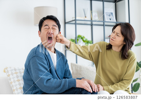 夫婦喧嘩するミドルの夫婦 126583807