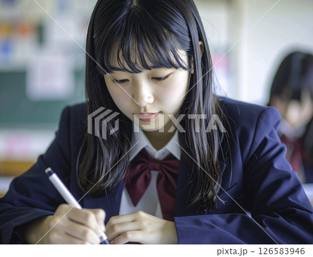 学びの瞬間｜真剣にノートを取る女子高生 126583946