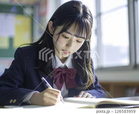 朝の光とともに学ぶ女子学生｜静かな集中の時間 126583959