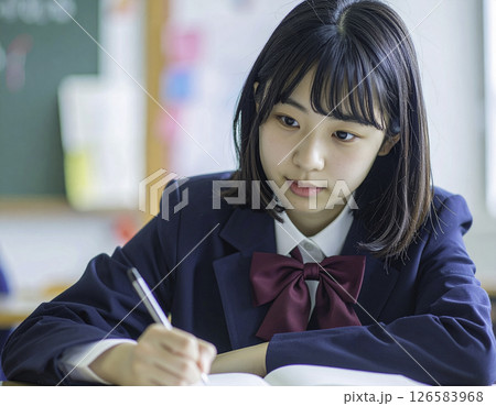 思索の途中｜教室で考える女子学生のまなざし 126583968