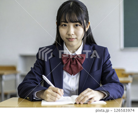 真剣なまなざしの女子学生｜教室での決意の一瞬 126583974
