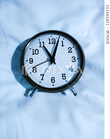 布団の上の目覚まし時計 布団の上の目覚まし時計 126584131