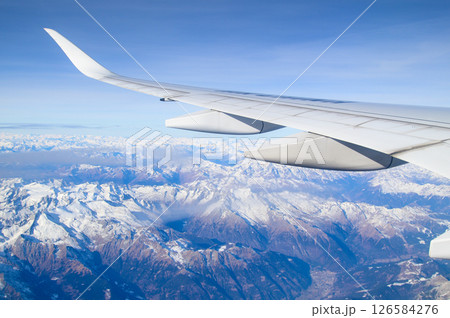 飛行機から眺める雄大なアルプス山脈のとても美しい冠雪風景 126584276