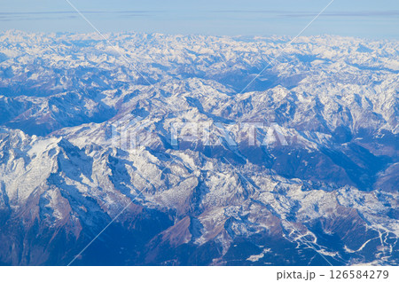 飛行機から眺める雄大なアルプス山脈のとても美しい冠雪風景 飛行機から眺める雄大なアルプス山脈のとても美しい冠雪風景 126584279