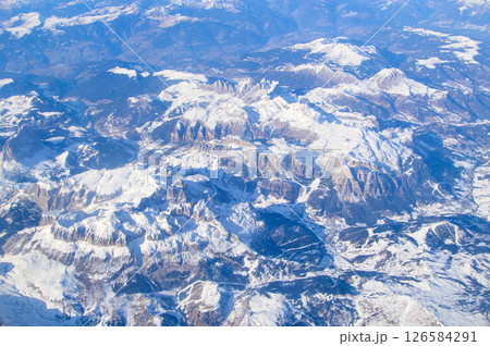 飛行機から眺める雄大なアルプス山脈のとても美しい冠雪風景 126584291