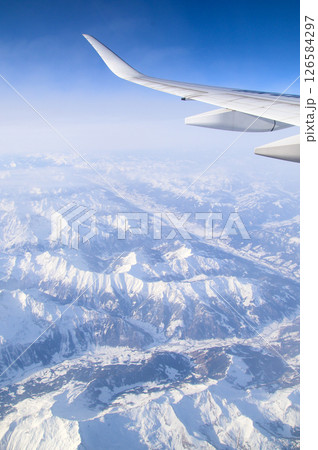 飛行機から眺める雄大なアルプス山脈のとても美しい冠雪風景 飛行機から眺める雄大なアルプス山脈のとても美しい冠雪風景 126584297