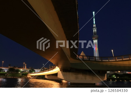 ライトアップされた東京スカイツリーと桜橋 126584330