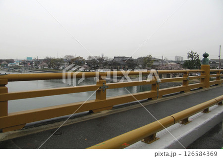 滋賀県：「瀬田の唐橋」の欄干と瀬田川の風景／大津市 126584369