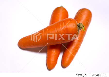 にんじん3本　白背景　素材　 126584925