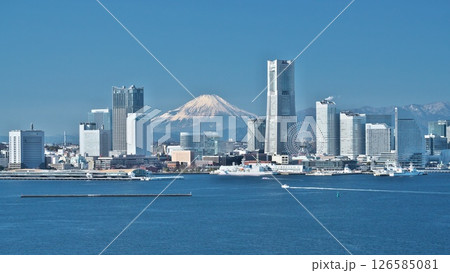 冬 ベイブリッジから望むみなとみらいと富士山のコラボ 冬 ベイブリッジから望むみなとみらいと富士山のコラボ 126585081