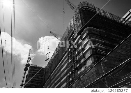 マンション建設が進む東京の風景 中野駅周辺 2024.04　a-5 モノクロ 126585277