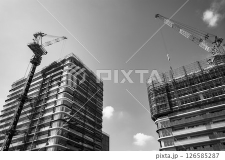 マンション建設が進む東京の風景 中野駅周辺 2024.04　c-5 モノクロ 126585287