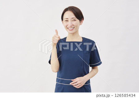 女性 美容看護師 グッドサイン 白背景 女性 美容看護師 グッドサイン 白背景 126585434