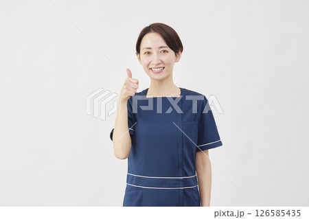 女性 美容看護師 グッドサイン 白背景 女性 美容看護師 グッドサイン 白背景 126585435