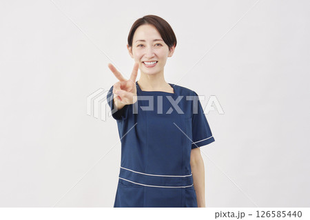 女性　美容看護師　ピースサイン　白背景 126585440