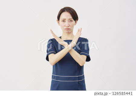 女性　美容看護師　腕でバツのジェスチャー　白背景 126585441