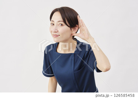 女性 美容看護師 耳に手を当てて聴く 白背景 女性 美容看護師 耳に手を当てて聴く 白背景 126585458