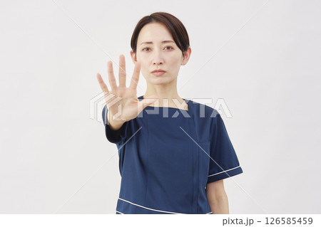女性 美容看護師 制止のジェスチャー 白背景 女性 美容看護師 制止のジェスチャー 白背景 126585459