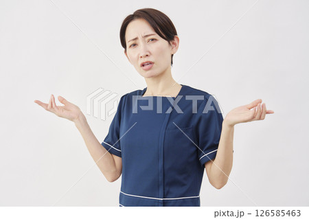 女性 美容看護師 お手上げのジェスチャー 白背景 カメラ目線 女性 美容看護師 お手上げのジェスチャー 白背景 カメラ目線 126585463