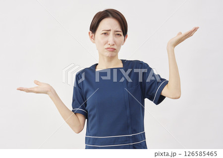 女性　美容看護師　お手上げのジェスチャー　白背景　カメラ目線 126585465