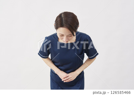女性 美容看護師 お辞儀 白背景 女性 美容看護師 お辞儀 白背景 126585466