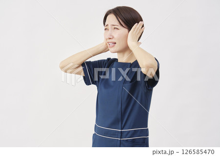 女性　美容看護師　耳を塞ぐ　白背景 126585470