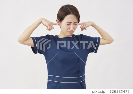 女性 美容看護師 耳を塞ぐ 白背景 女性 美容看護師 耳を塞ぐ 白背景 126585472